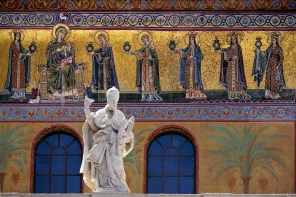 동정 마리아 모자이크와 교황 성 고르넬리오_photo by Slices of Light_in the facade of the Basilica of Santa Maria in Trastevere_Italy.jpg